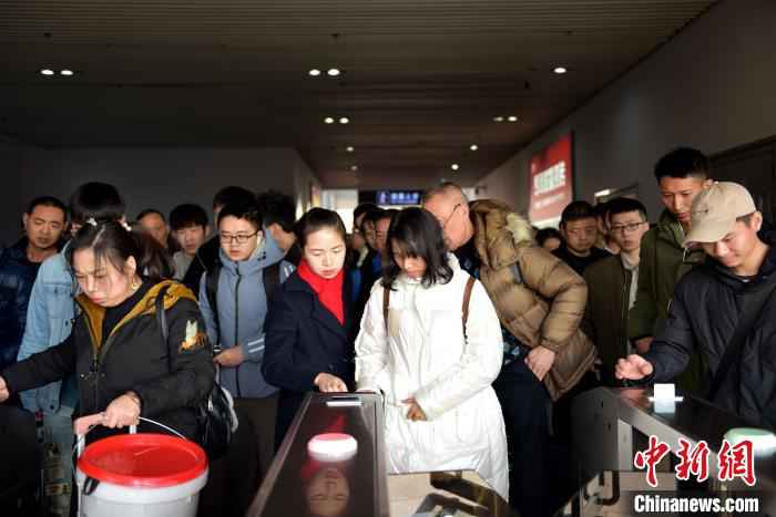 申时：胡兰在出站口协助旅客快速出站。　宋曹梓瀚 摄