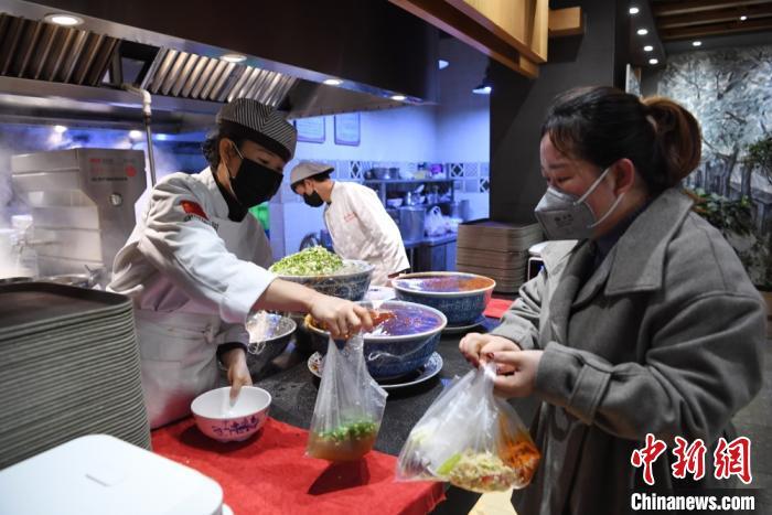 资料图：日前返回兰州的务工人员，为食客打包牛肉面。　杨艳敏 摄