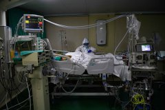 美国连续三天新增病例超5万例 专家警告流感季疫